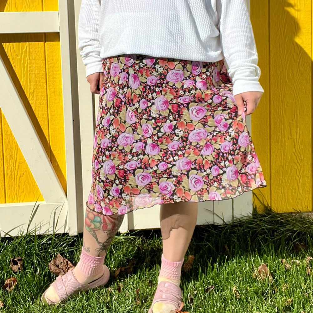 Tabloid plus size chiffon knee length skirt.